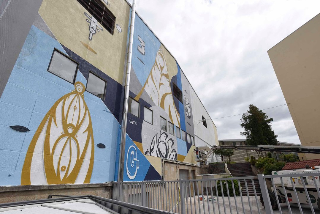 El graffitero portugués, Hazul, lleva una semana dando forma a su contribución a “Vigo, cidade de cor”. Con una temática que prefiere mantener en secreto, interviene un lateral del pabellón de As Travesas con un composición geométrica.