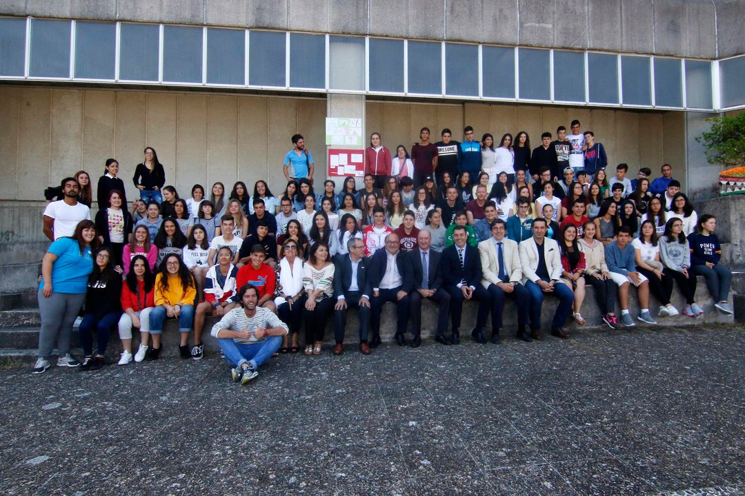 Los 90 alumnos del curso junto a los profesores y el conselleiro de Cultura, Educación y Ordenación Universitaria, Román Rodríguez, entre otros.