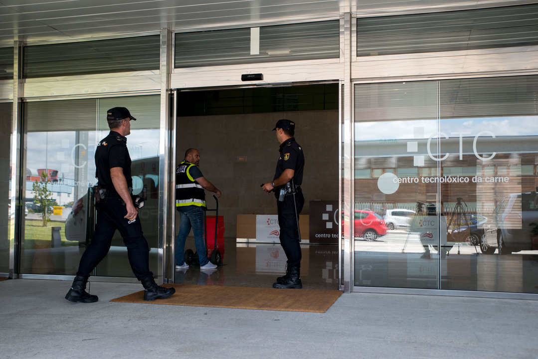 Los policías nacionales durante el registro. La documentación fue almacenada en la entrada para cargarla en los vehículos.