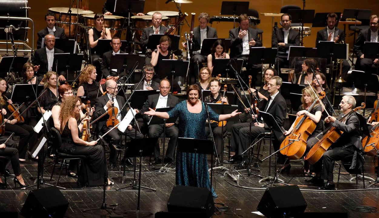 Uxía salió al escenario rodeada de los músicos de la Real Filharmonía de Galicia para celebrar sus 35 años sobre los escenarios.