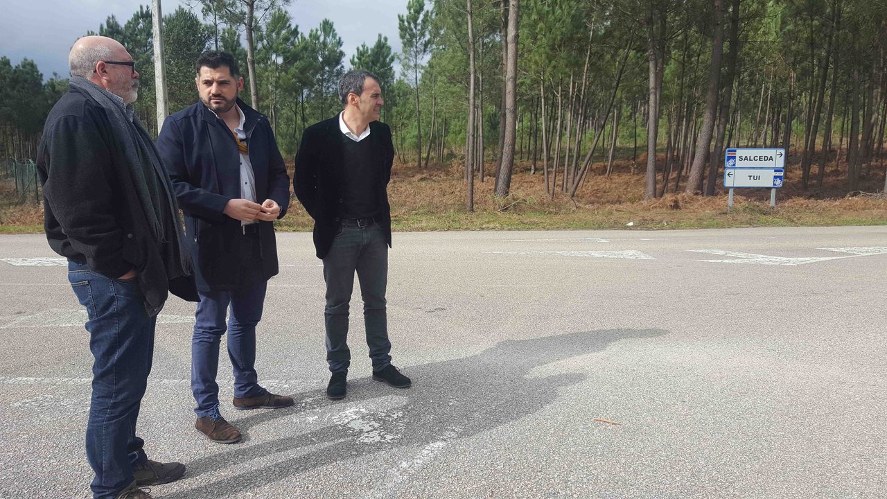 El alcalde y Uxío Benítez visitaron uno de los viales que será mejorado.