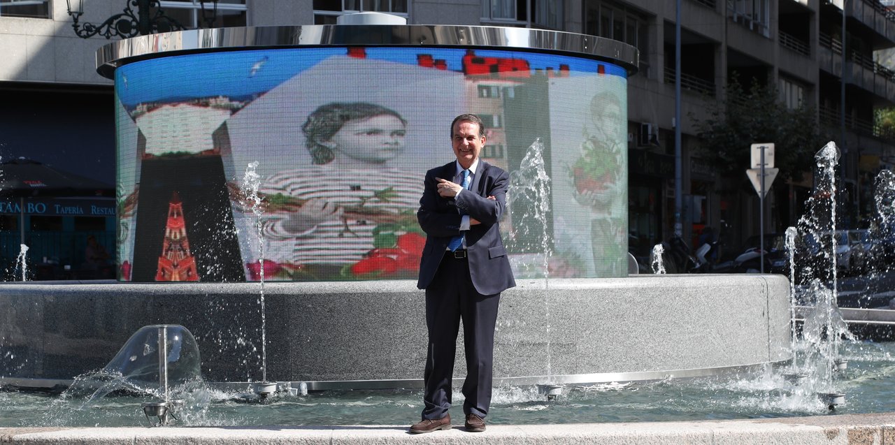 El alcalde Abel Caballero en la rotonda entre Rosalía de Castro y Serafín Avendaño, con la fuente y la gran pantalla recientemente inauguradas.