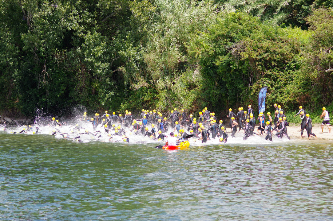 La prueba comenzó con un sector de natación de 750 metros que comenzó en la playa de Cesantes.