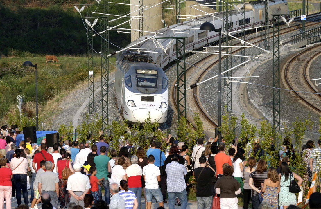 Un Alvia pasa por la curva de Angrois en julio de 2014, en el primer aniversario del trágico accidente ferroviario.