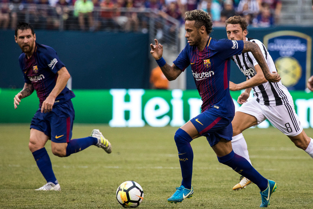 Neymar conduce el balón junto a Messi durante el partido amistoso ante la Juventus.
