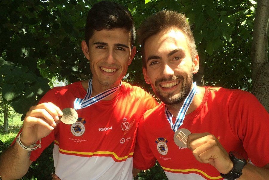 Jordi Rodríguez y el moanés Rodrigo Conde posan con su medalla mundialista ayer en Plovdiv.