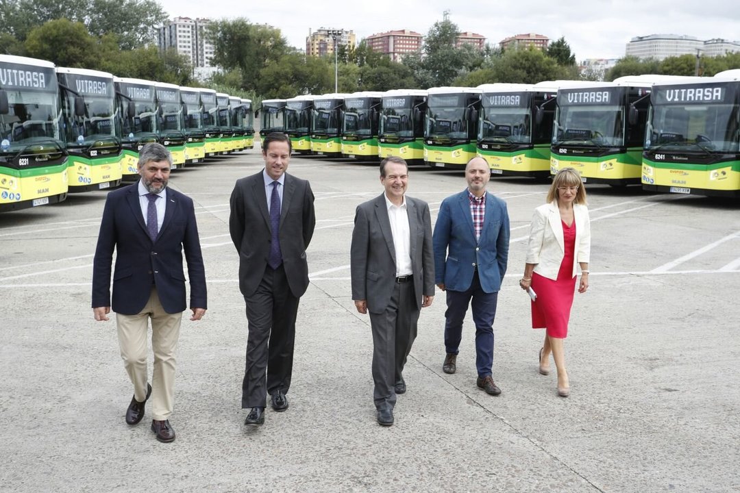 Vitrasa presentó 24 nuevos autobuses contando con la asistencia del alcalde //J.V. Landín
