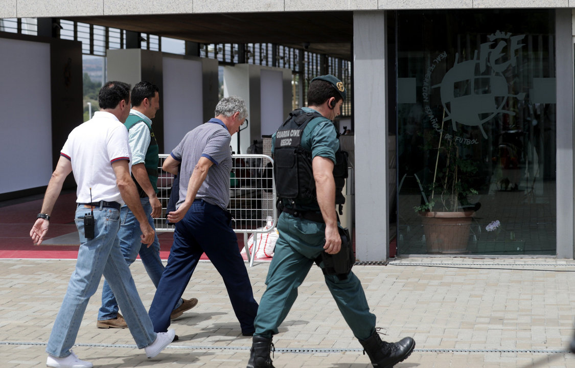 Ángel María Villar, junto a efectivos de la Guardia Civil tras su detención la semana pasada.
