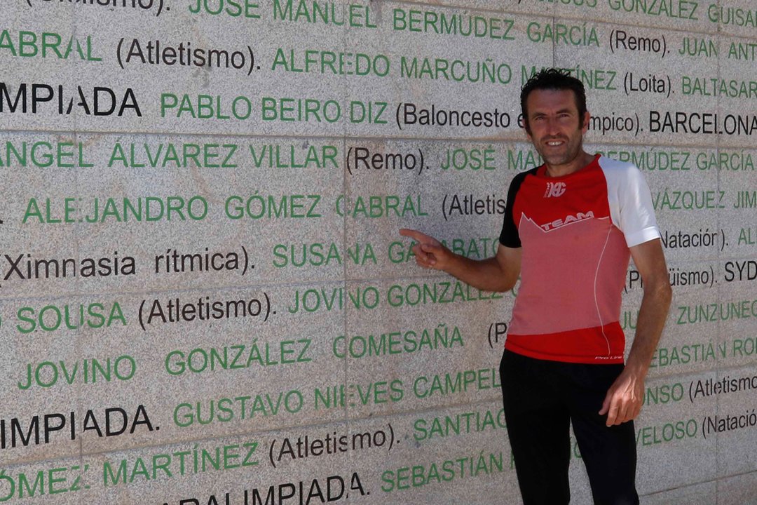 Alejandro Gómez señala su nombre en el monumento a los olímpicos en Rosalía de Castro.