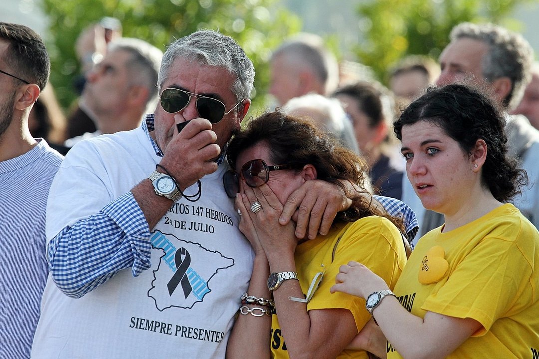 Familiares de las víctimas, emocionados, durante la concentración de recuerdo que tuvo lugar en Angrois.