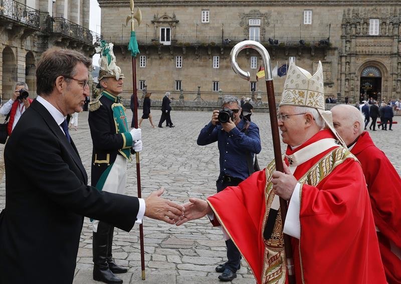 El presidente de la Xunta, Alberto Núñez Feijóo, como delegado regio, saluda al arzobispo de Santiago, Julián Barrio (d), al comienzo de los actos oficiales del Día de Galicia, esta mañana en Santiago de Compostela.