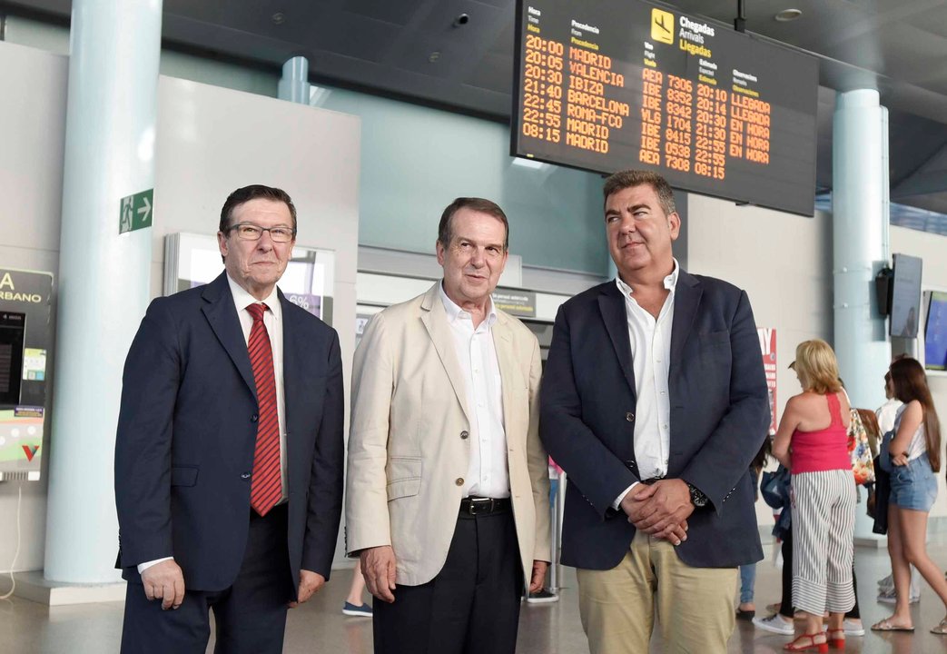López Font, Caballero y Bertomeu presentaron ayer el avión en Peinador.