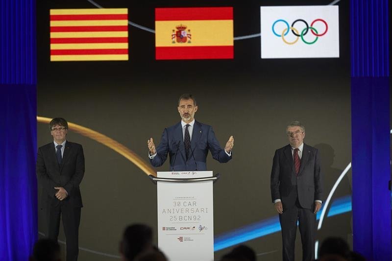 Carles Puigdemont, presidente de la Generalitat, el rey Felipe VI y Thomas Bach, presidente del COI.
