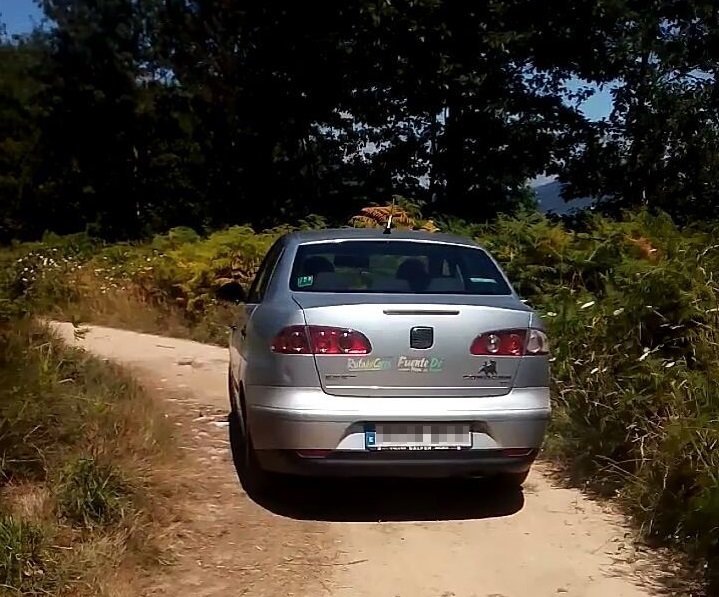 Uno de los coches grabados circulando por la Senda del Agua de Cederia a Trasmañó.