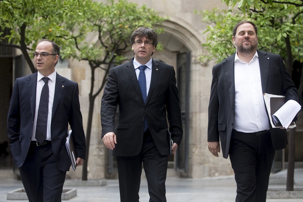 Jordi Turull, Carles Puigdemont y Oriol Junqueras, antes de la reunión del Govern.