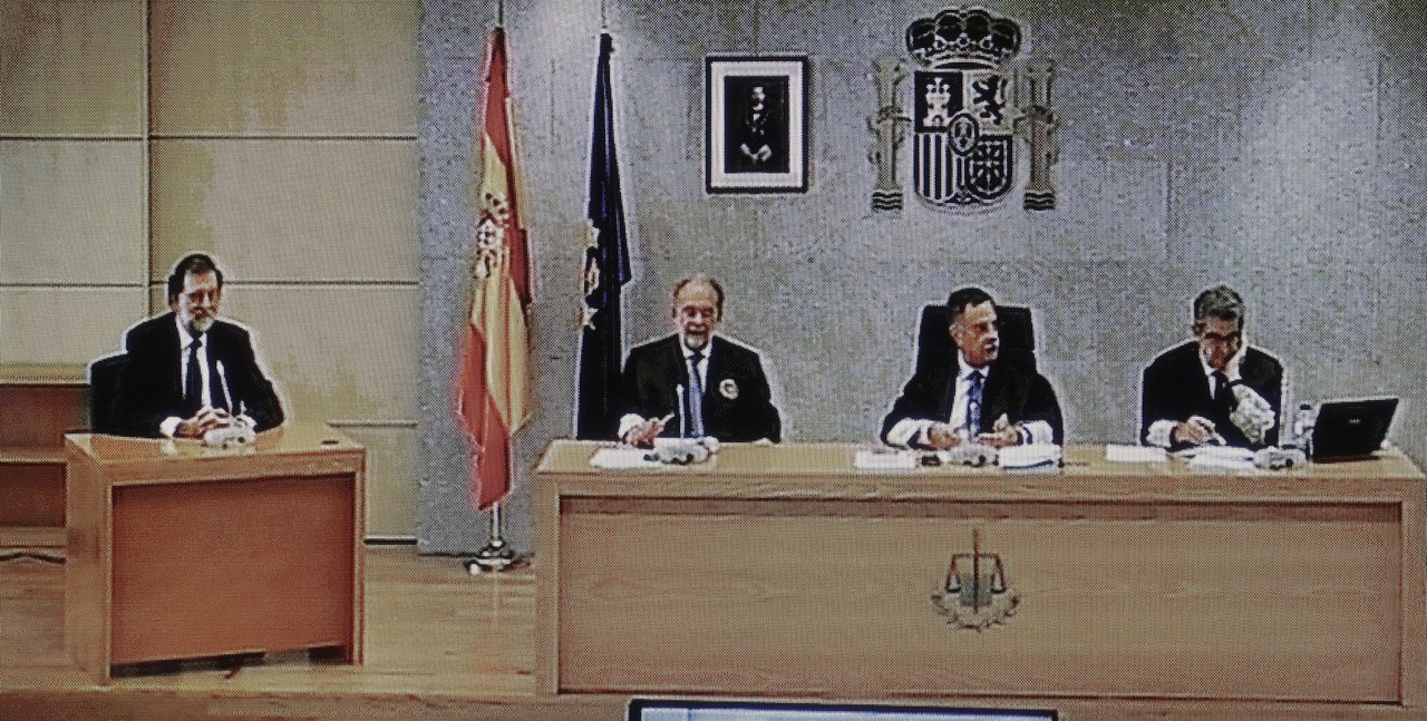 Imagen del monitor de la sala de prensa de la Audiencia Nacional, con Mariano Rajoy en el estrado