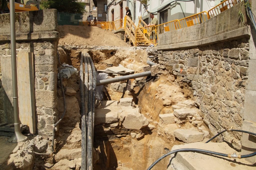 Las obras de la nueva fase de las escaleras mecánicas, se paralizaron, al hallarse restos arqueológicos de la antigua muralla que cercaba la ciudad.