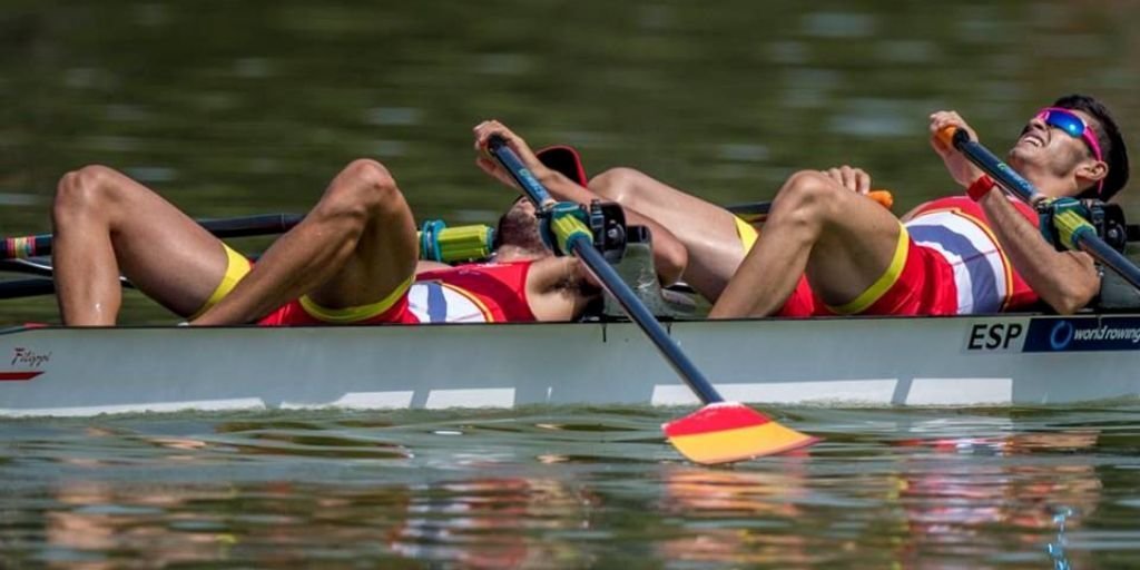 Rodrigo Conde y Jordi Rodríguez, exhaustos, tras obtener la medalla de bronce en el Mundial sub-23.