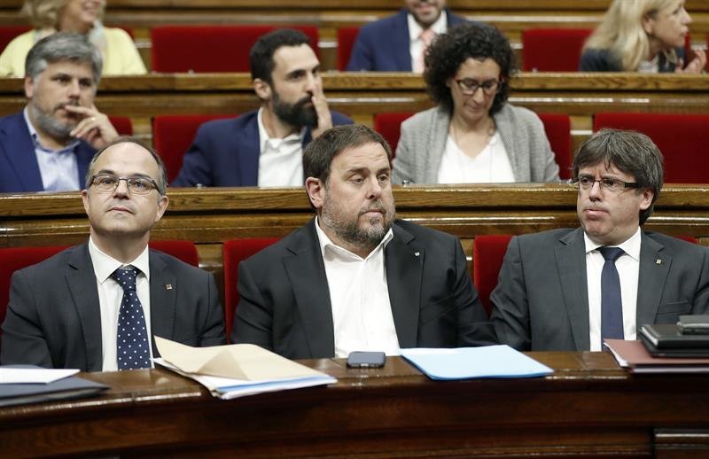 Jordi Turull, Oriol Junqueras y Carles Puigdemont, en el pleno del Parlament.