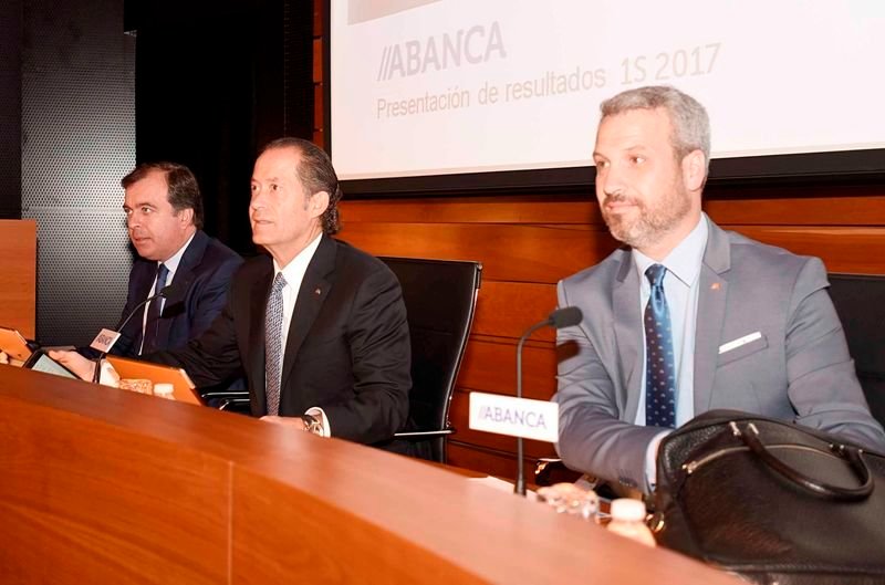 Francisco Botas, Juan Carlos Escotet y Alberto de Francisco, ayer en la sede de Abanca en Vigo.