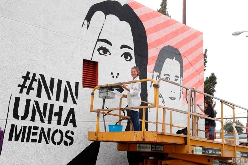 Vanesa Álvarez, con el mural que realiza en el pabellón de O Berbés.