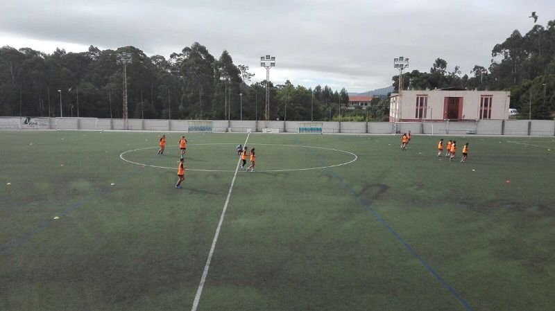 Las jugadoras realizaron parte de la preparación en el campo de fútbol.