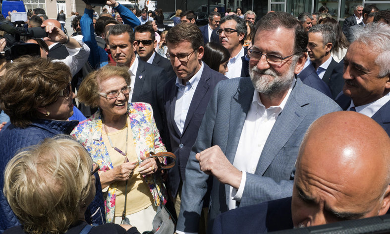 Mariano Rajoy y Alberto Núñez Feijóo pasean por la localidad de Chantada.