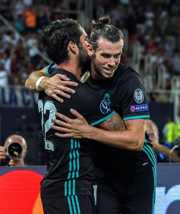 Gareth Bale abraza a Isco.