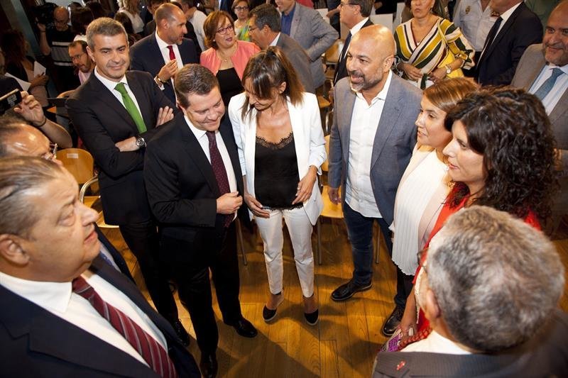 El presidente de Castilla-La Mancha, Emiliano García-Page (2i), felicita a los nuevos consejeros.