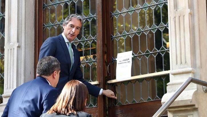El ministro de Fomento, Íñigo de la Serna, a su llegada a la delegación el Gobierno en Barcelona
