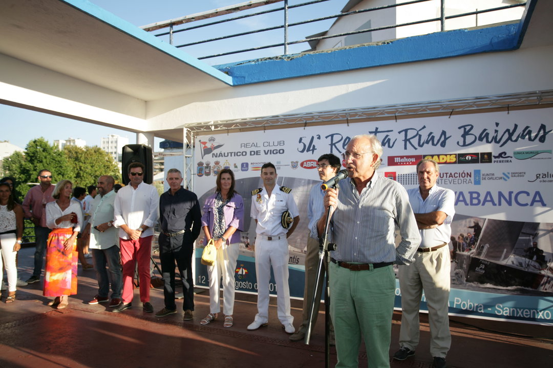 Rafael Tapias, nuevo presidente de Náutico, saludó a tripulaciones y patrocinadores ayer tarde.