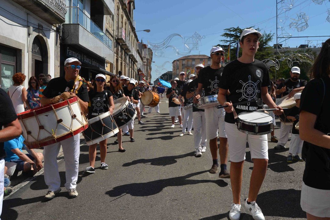 El desfile congrega a las principales bandas y peñas que participan en la subida de hoy al monte Santa Trega.