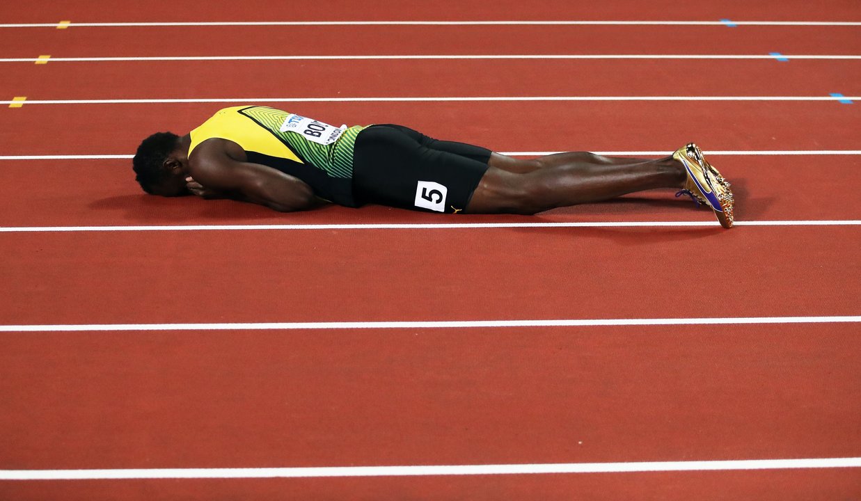 Usain Bolt se lamenta tirado sobre la pista del estadio olímpico de Londres anoche.