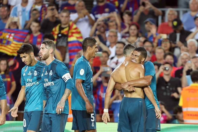 El delantero portugués del Real Madrid Cristiano Ronaldo celebra con sus compañeros su gol marcado ante el Barcelona