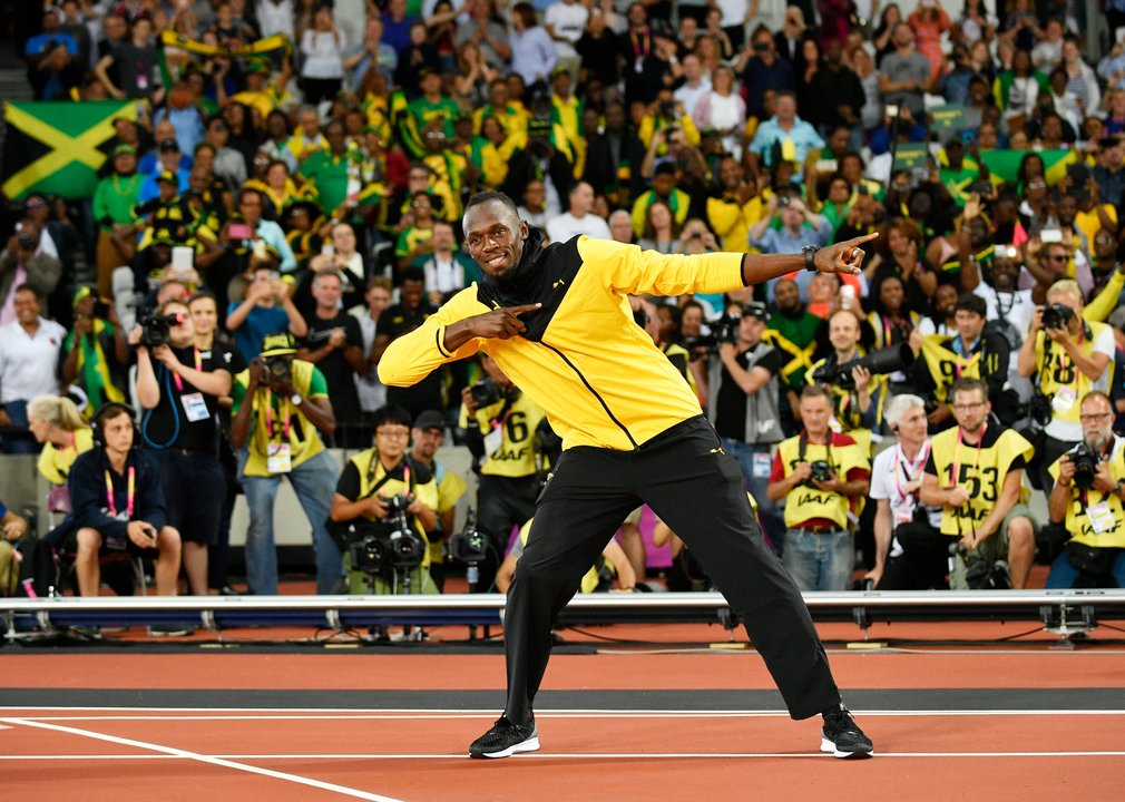 Una vez terminadas todas las pruebas, Usain Bolt apareció en la pista para ser homenajeado tras su lesión del pasado sábado que le hizo irse sin su habitual show.