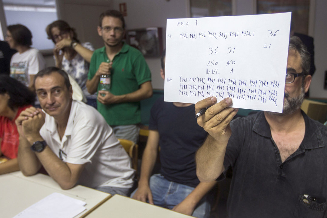 El asesor del comite de huelga de Eulen, Juan Carlos Giménez, enseña los resultados de la votación.