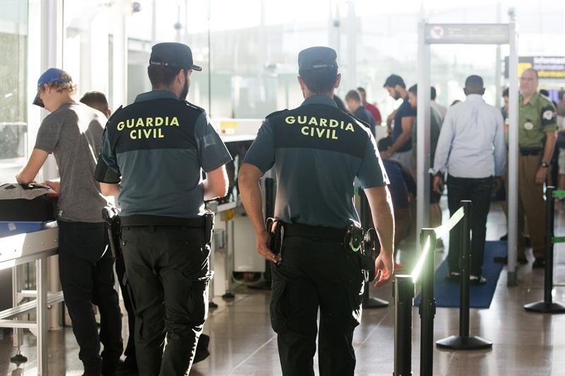 Agentes de la Guardia Civil custodian los accesos a las puertas de embarque en el aeropuerto de Barcelona
