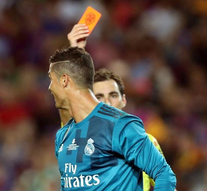 El árbitro Ricardo de Burgos expulsa al delantero portugués del Real Madrid Cristiano Ronaldo