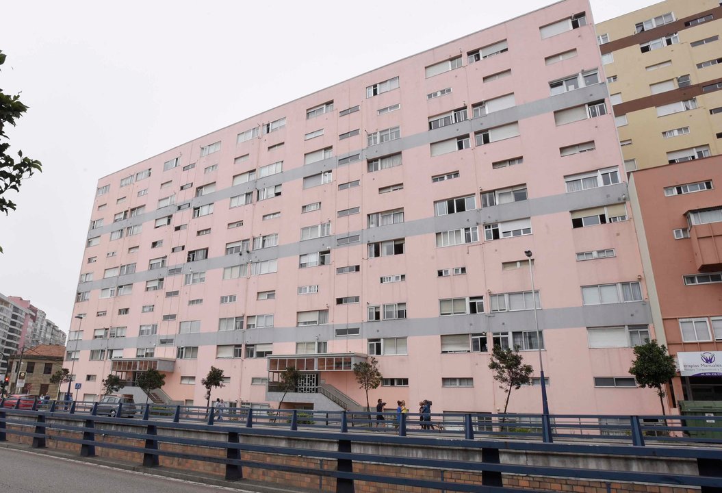 Imagen del inmueble situado en la calle Travesía de Vigo -los &#34;pisos de Fenosa&#34;- donde los okupas han habitado ilegalmente el dúplex de la segunda planta.
