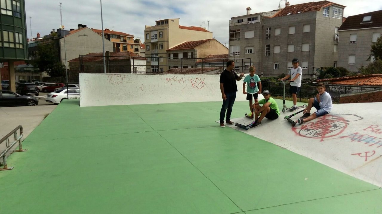 El alcalde en la pista de skate con usuarios.