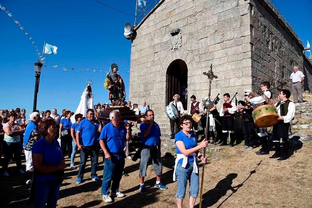 Las imágenes de los santos subirán hoy a la capilla del monte Alba en medio del fervor popular.