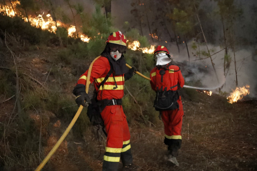 Dos miembros de la Unidad Militar de Emergencias española ayudando a los bomberos portugueses.