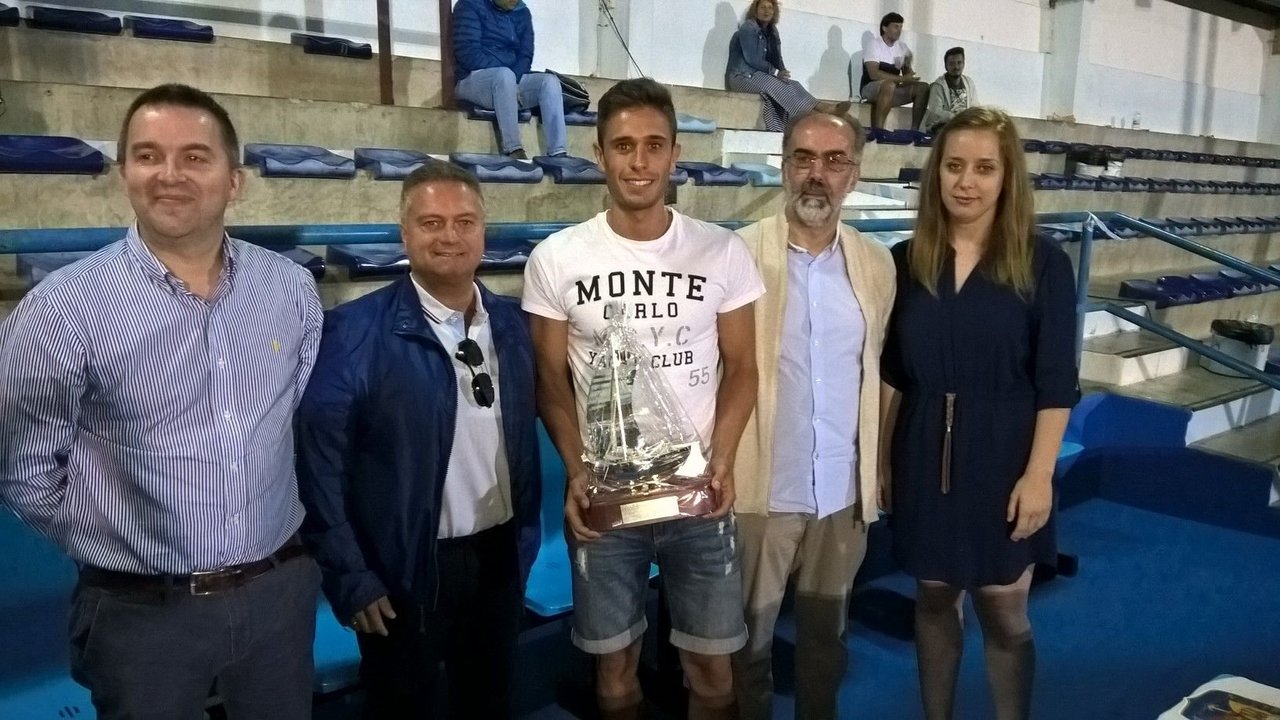 Cotilla recibió el trofeo de manos del teniente de alcalde de Marín.