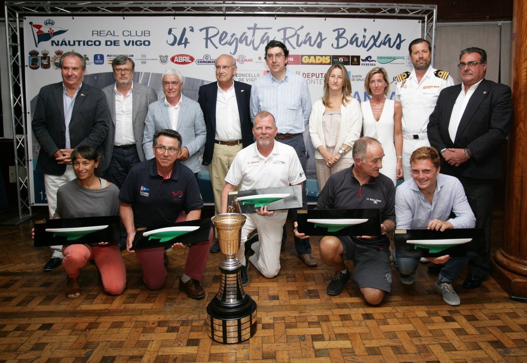 Foto de familia de los campeones de la 54ª Regata Rías Baixas con la Copa del Navegante, ayer tarde en el Real Club Náutico de Vigo, entidad organizadora del evento.