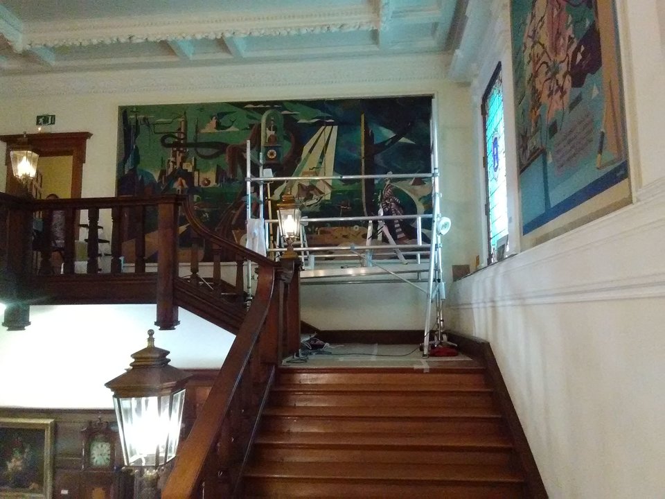El mural “Misterios do Mar”, de Lugrís, aún con el andamio en las escaleras de Castrelos.