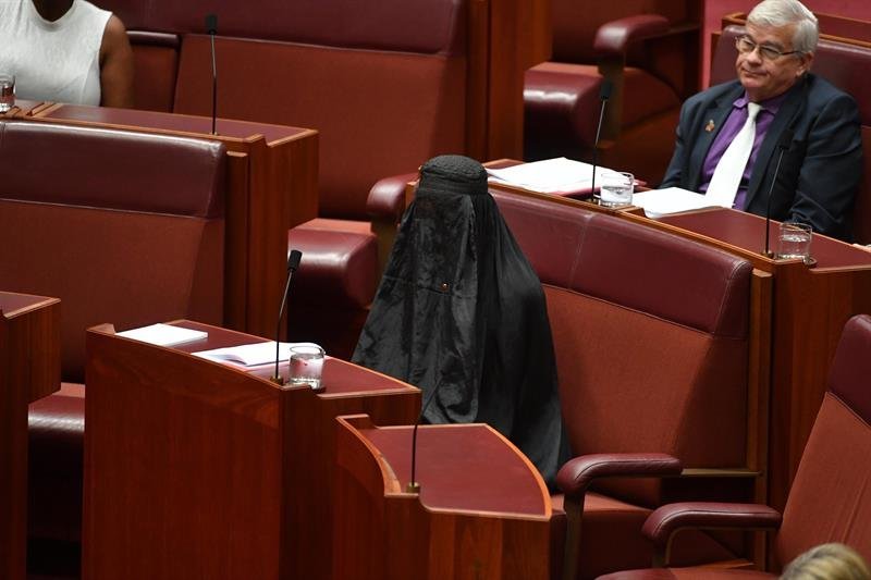 La Senadora Pauline Hanson usa un velo islámico integral, también conocido como burka, en la cámara del Senado en el Parlamento en Canberra