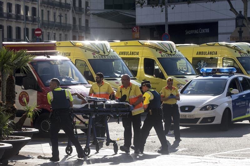 Varias ambulancias aguardan para recoger a los heridos durante el atentado.