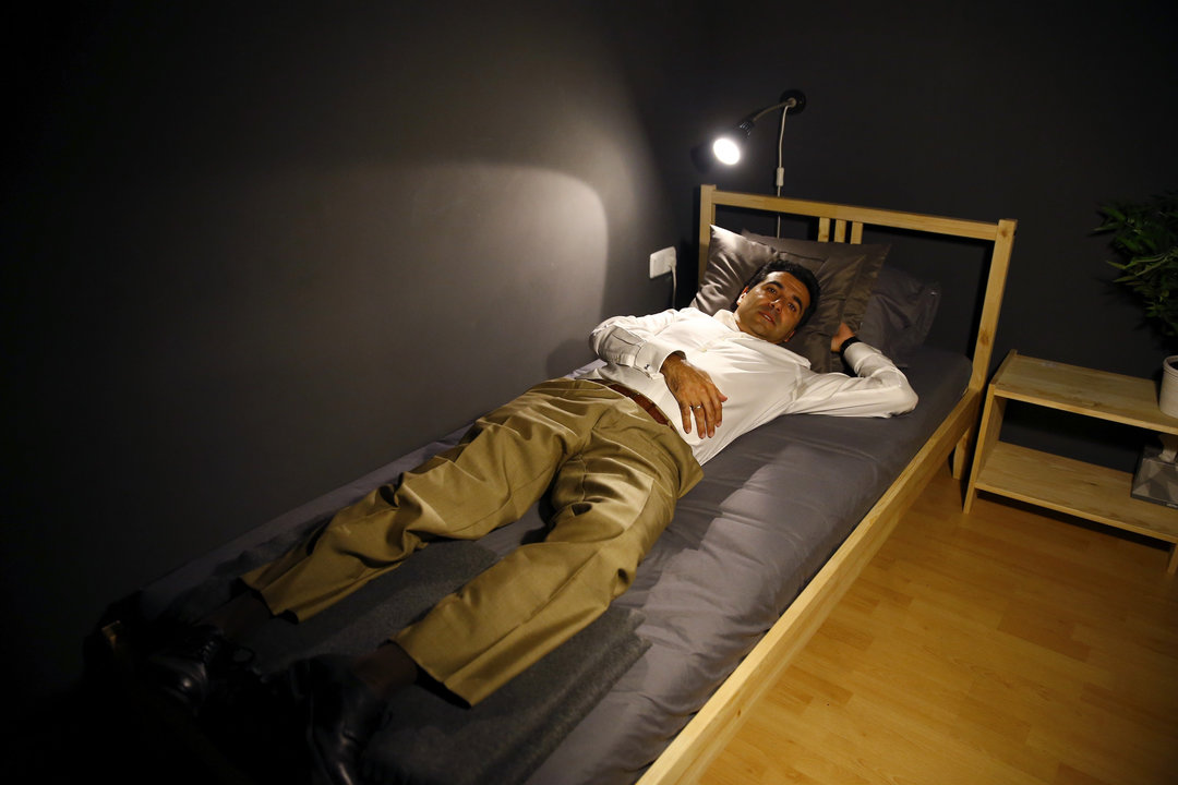 El propietario de &#34;Siesta&Go&#34;, Vicente Jorro, en una de las camas.