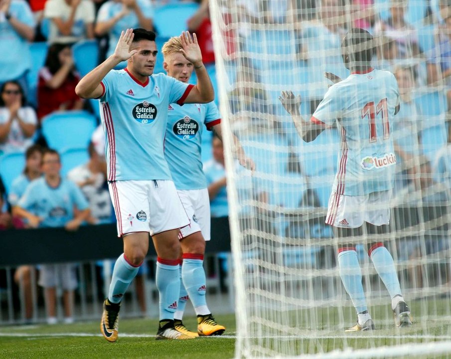 Maxi Gómez (izquierda) felicita a Pione Sisto. El uruguayo ha anotado 2 goles esta pretemporada y ha disputado 278 minutos.