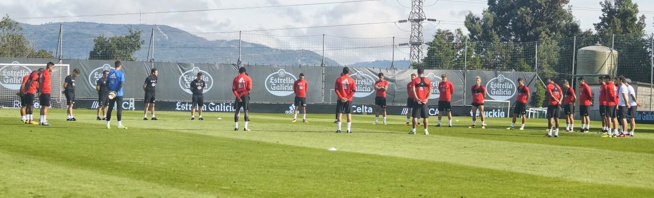Minuto de silencio en el entrenamiento del R.C Celta. Foto  Vicente Alonso